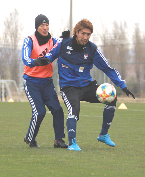 相手を背にボールキープするDF大武。左はFW田中（10日の練習より）