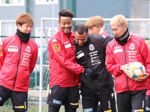 10日のルヴァン杯湘南戦に先発した札幌MF宮沢（左端）、FW鈴木（左から2人目）、DF福森（右端）はリカバリー後、ブルーノコーチと談笑する（撮影・保坂果那）