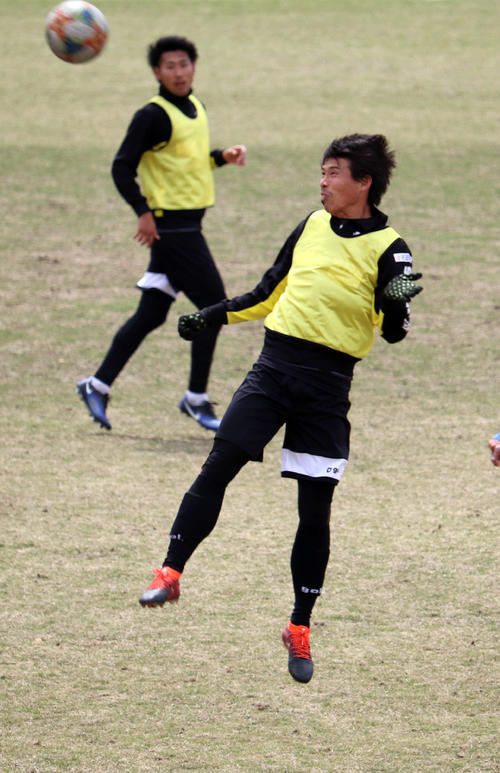 ヘディングではじき返す藤枝DF秋山（手前）