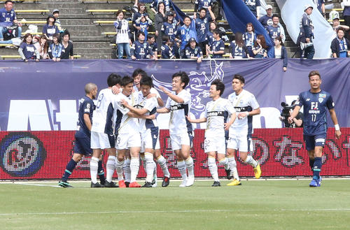前半18分、先制点を奪い喜ぶ町田の選手たち（撮影・菊川光一）