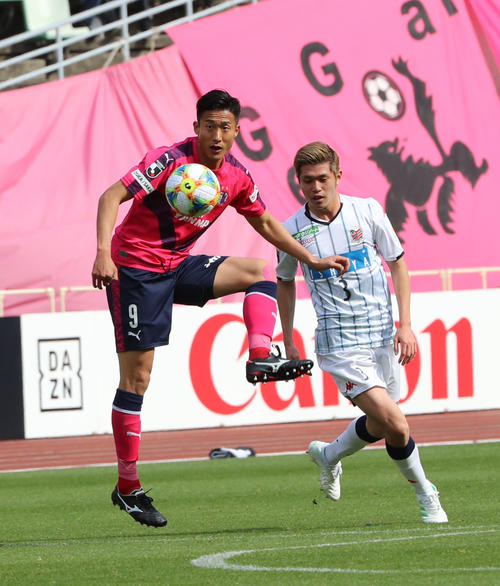 C大阪対札幌　前半、パスを出すC大阪FW都倉（左）。右は札幌DF進藤（撮影・黒河謙一）