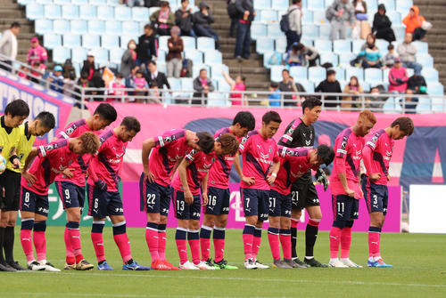 札幌に惜敗し肩を落とすC大阪イレブン（撮影・黒河謙一）