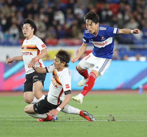 横浜対名古屋　後半終了間際、横浜MF三好（右）はシュートを放つも決まらず（撮影・林敏行）