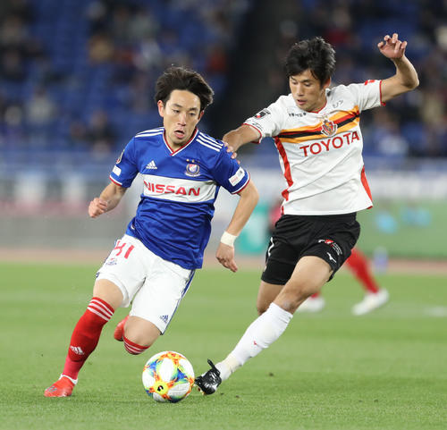 横浜対名古屋　前半、名古屋DF丸山（右）と競り合う横浜MF三好（撮影・林敏行）