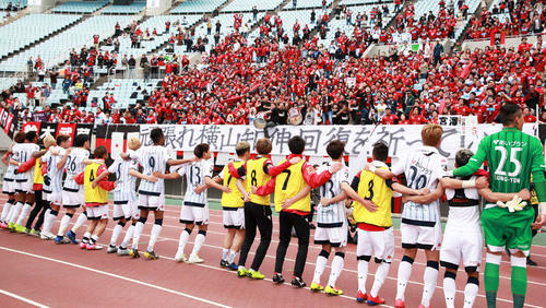勝利しサポーターと喜びを分かち合う札幌イレブン（撮影・黒河謙一）