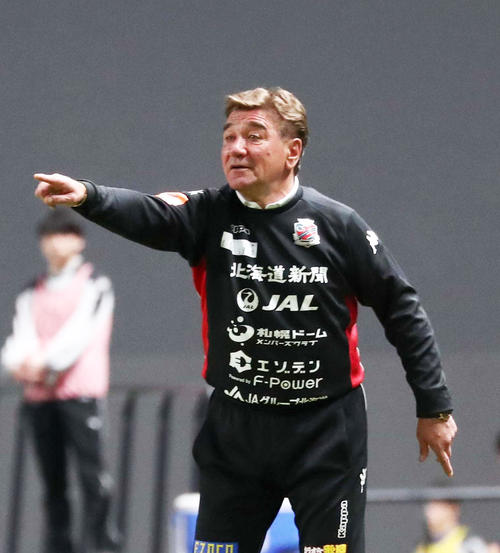 ルヴァン杯湘南戦、練習着姿で選手に指示を出すペトロビッチ監督（2019年4月10日撮影）
