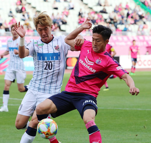 後半、札幌DFキム・ミンテ（左）と競り合うC大阪FW都倉賢（撮影・黒河謙一）
