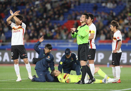 横浜対名古屋　横浜対名古屋　前半、右クロスに飛び込んだ横浜MF遠藤との接触で負傷し、名古屋DF中谷（左端）に「×」印を出される名古屋GKランゲラック（撮影・林敏行）