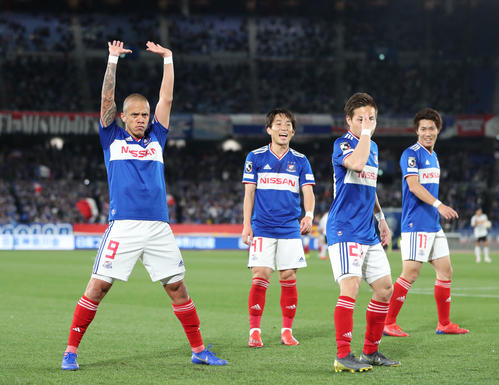 横浜対名古屋　前半、同点ゴールを決め、横浜FW仲川（右から2人目）とポーズを決める横浜FWジュニオール（左端）（撮影・林敏行）