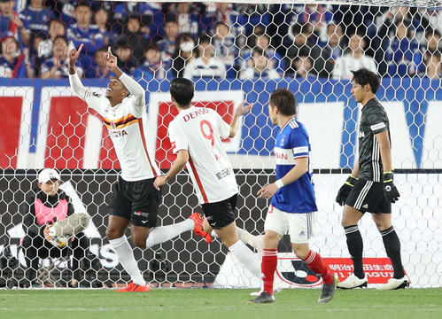 横浜対名古屋　前半、先制のPKを決め、駆け出す名古屋FWジョー（左端）。右端は横浜GK朴（撮影・林敏行）