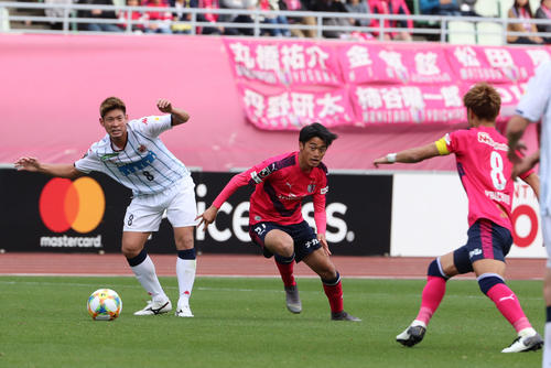 C大阪対札幌　後半、ボールを追うC大阪MF西川潤（中央）。左は札幌MF深井一希（撮影・黒河謙一）