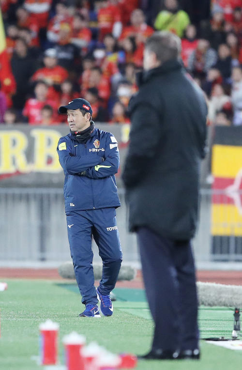 横浜対名古屋　戦況を見つめる名古屋風間監督（左）。右は横浜ポステコグルー監督（撮影・林敏行）