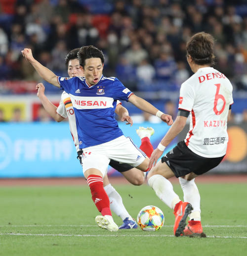 横浜対名古屋　後半終了間際、右サイドから持ち込み、そのままシュートを放つ横浜MF三好（左）（撮影・林敏行）