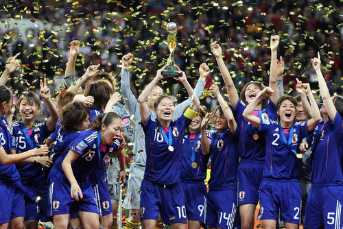11年7月、女子W杯で優勝し喜ぶ澤（中央）ら日本代表イレブン（撮影・PNP）