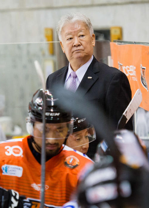栃木日光アイスバックスの試合を見守るセルジオ越後氏（H.C.栃木日光アイスバックス提供）