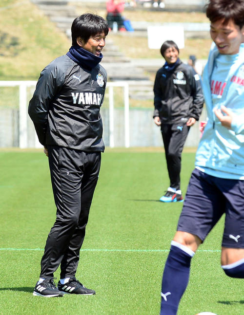 笑顔で最終調整を見守る磐田の名波監督