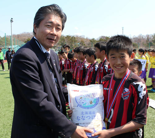 優勝チームに副賞を手渡すJA全農広報・調査部太田純課長
