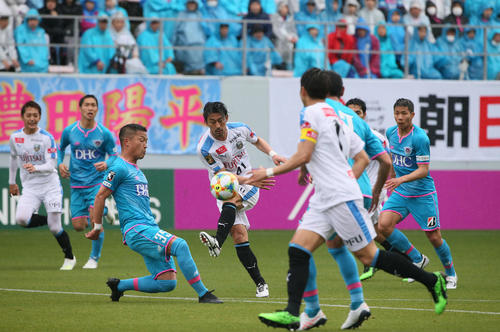 鳥栖対川崎F　第7節　前半、シュートを放つ川崎F・MF家長（撮影・栗木一考）