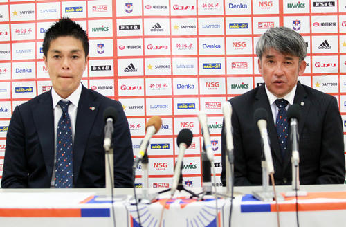 会見する新潟の是永社長（左）と吉永新監督（撮影・涌井幹雄）