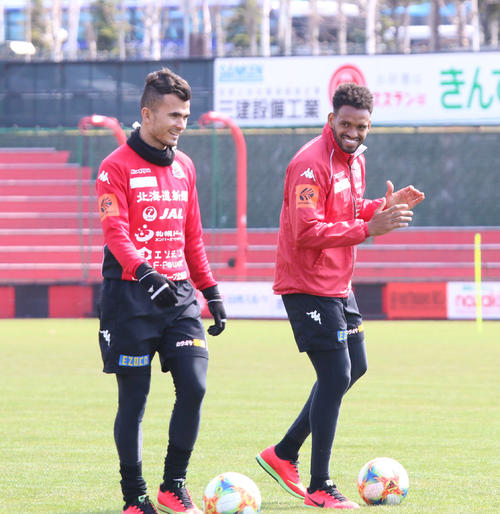 C大阪戦から一夜明けてリカバリーする札幌FWアンデルソン・ロペス（右）とMFルーカス（撮影・保坂果那）