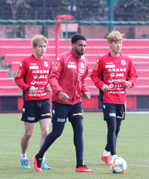 C大阪戦から一夜明けてリカバリーする札幌FWアンデルソン・ロペス（中央）とDF進藤（左）。右はDFキム（撮影・保坂果那）