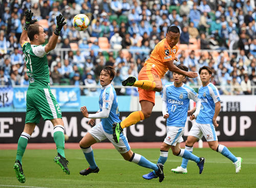 磐田対清水　前半、ヘディングでゴールを決める清水FW鄭大世（中央）（撮影・横山健太）