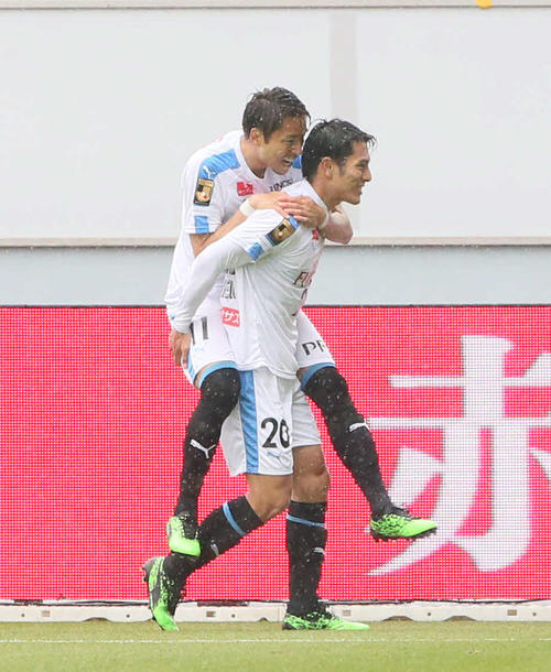 後半6分、先制ゴールを決め喜ぶ川崎F・FW知念慶。左はFW小林悠（撮影・栗木一考）
