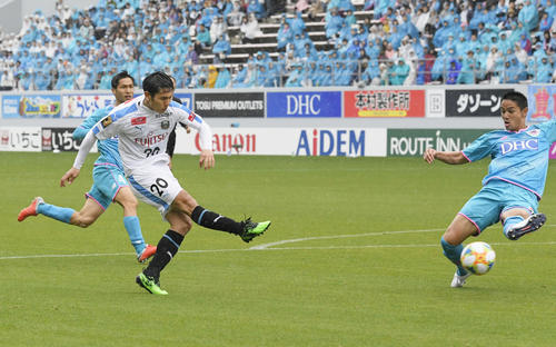 後半、決勝ゴールを決める川崎・知念（共同）