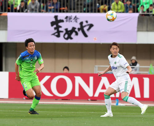 湘南対松本　前半、サイドで激しい攻防を見せる湘南DF杉岡（左）と松本DF田中（撮影・垰建太）