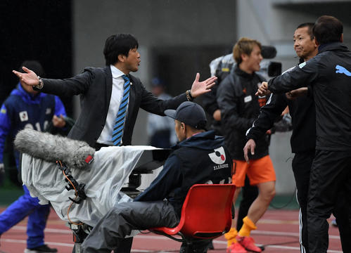 磐田対清水　試合後、アディショナルタイムの短さに抗議をする磐田の名波監督（撮影・横山健太）
