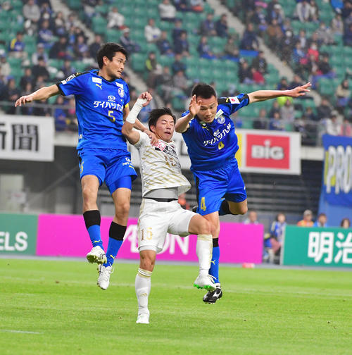 大分対仙台　前半、相手DFにマークされる仙台MF吉尾（中央）。右は大分MF島川