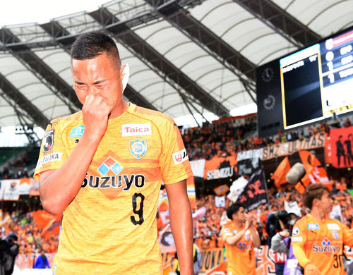 磐田対清水　今シーズン初勝利し涙を流す清水FW鄭（撮影・横山健太）
