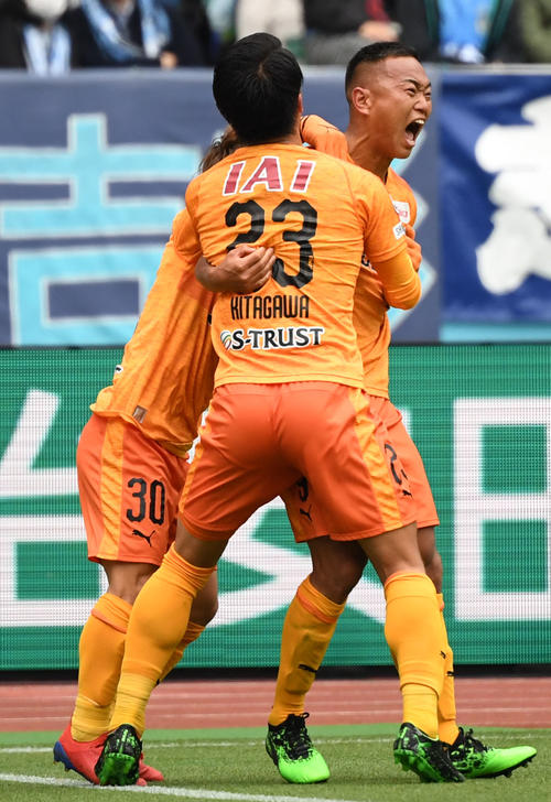 磐田対清水　前半、ヘディングでゴールを決め雄たけびを上げる清水FW鄭（右）（撮影・横山健太）