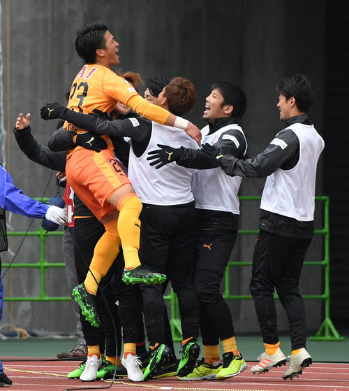 磐田対清水　後半、ゴールを決めチームメートと抱き合うFW北川（左）（撮影・横山健太）