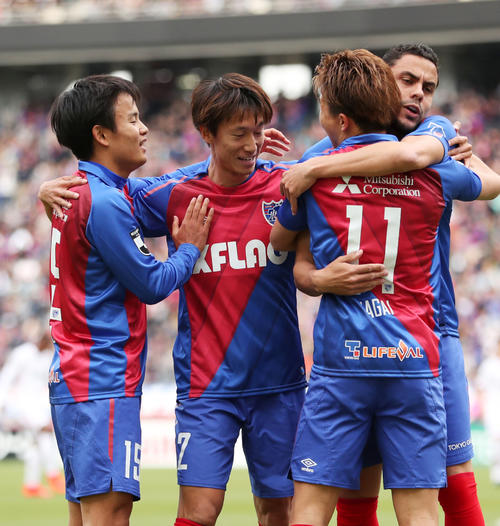 前半、ゴールを決め、MF久保（左端）らに祝福される東京FWオリヴェイラ（右端）（撮影・林敏行）