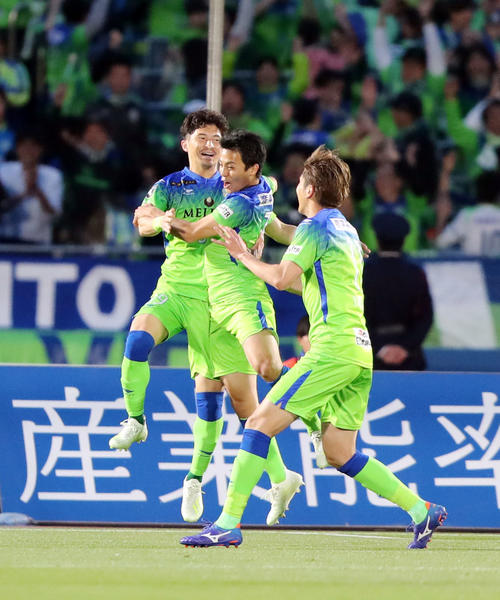 湘南対松本　後半、ゴールを決め喜ぶ湘南FW武富（左）（撮影・垰建太）