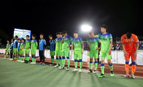 湘南対松本　試合後、さえない表情でサポーターにあいさつする湘南イレブン（撮影・垰建太）
