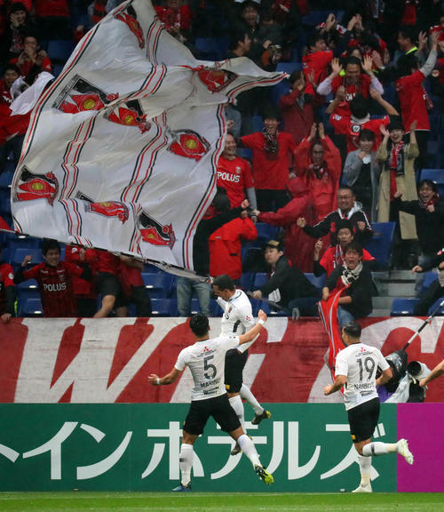 G大阪対浦和　後半、浦和MFエヴェルトン（上）はゴール前の混戦から先制ゴールを決めてジャンプする。左はDF槙野智章、右はFWアンドリュー・ナバウト（撮影・宮崎幸一）