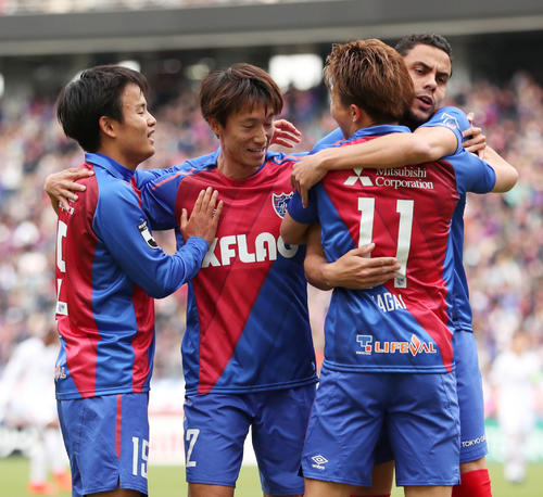 東京対鹿島　前半、ゴールを決め、MF久保（左端）らに祝福される東京FWオリヴェイラ（右端）（撮影・林敏行）