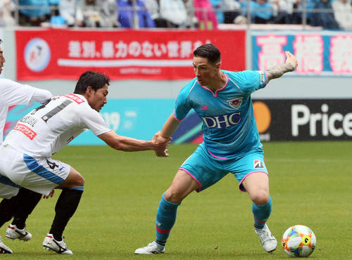 鳥栖対川崎F　後半、途中出場の鳥栖FWフェルナンドトーレス（右）は軽快な動きを見せる（撮影・栗木一考）