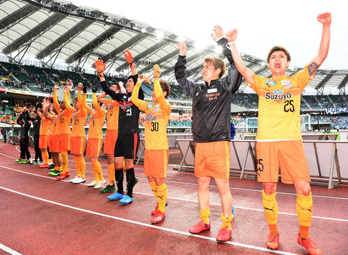 磐田対清水　今シーズン初勝利を決めサポーターと共に喜ぶ清水イレブン（撮影・横山健太）