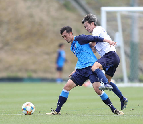 練習試合の川崎F対横浜FC　後半、川崎F・MF鈴木（左）のボールを奪いに行く横浜FC・FWカズ（撮影・河野匠）