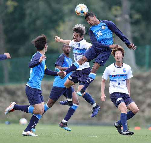 練習試合の川崎F対横浜FC　前半、ヘディングで川崎F・DFマギーニョ（右から2人目）と競り合う横浜FC・FWカズ（中央）（撮影・河野匠）