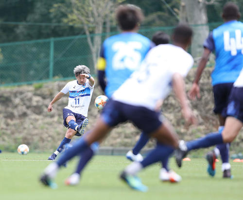 フリーキックで直接ゴールを狙う横浜FC・FWカズ（撮影・河野匠）