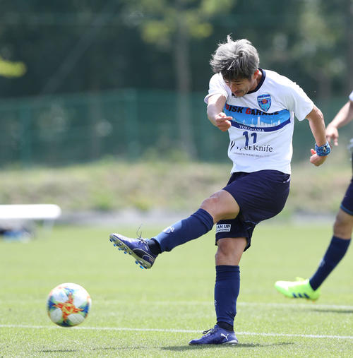 川崎Fとの練習試合でシュートを放つ横浜FC・FWカズ（撮影・河野匠）