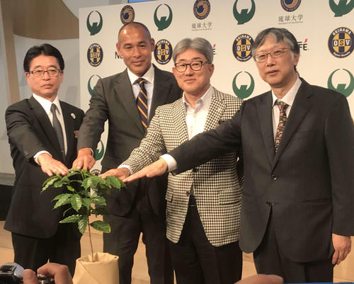 記者会見に出席した、左から名護市の金城秀郎副市長、沖縄SV代表取締役の高原直泰、ネスレ日本の高岡浩三代表取締役社長兼CEO、琉球大学の和田浩二農学部長（撮影・松尾幸之介）