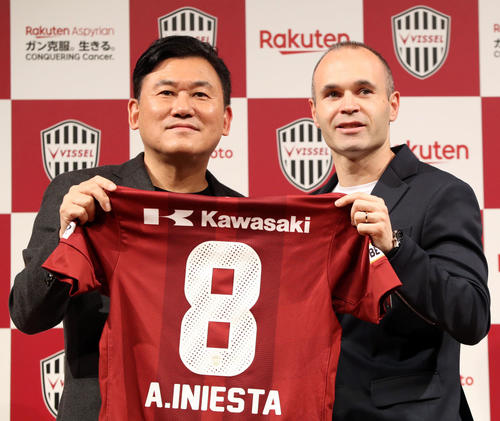 三木谷オーナー（左）と記念撮影するイニエスタ（2018年5月24日撮影）