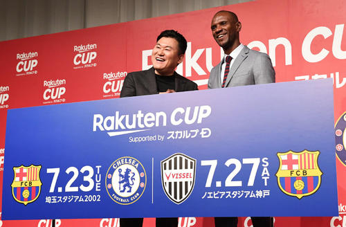 楽天カップ記者会見で記念撮影に臨む神戸三木谷会長とバルセロナ・アビダル・テクニカルセクレタリー（撮影・山崎安昭）