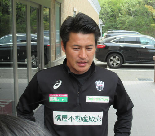練習後、取材に応じる神戸吉田監督（撮影・実藤健一）
