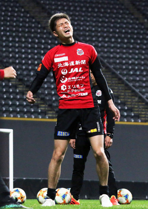 ボール回し中に悔しそうな表情を浮かべる札幌DF進藤（撮影・保坂果那）